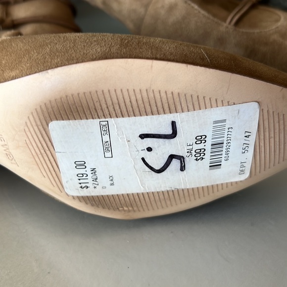 Suede booties floor sample. Pointy toe, 2 inch hills - Picture 4 of 8